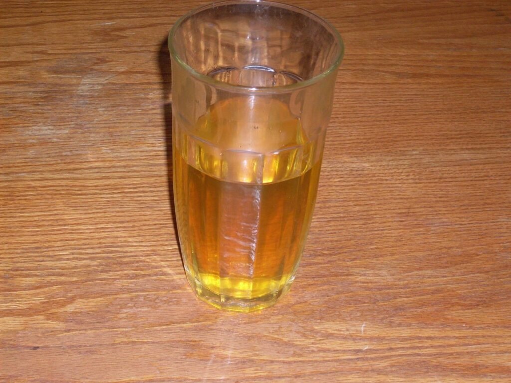 Sampel urine di dalam gelas