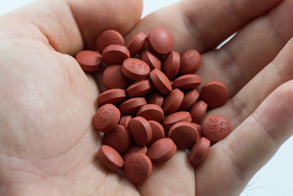 Tablet obat antinyeri di telapak tangan