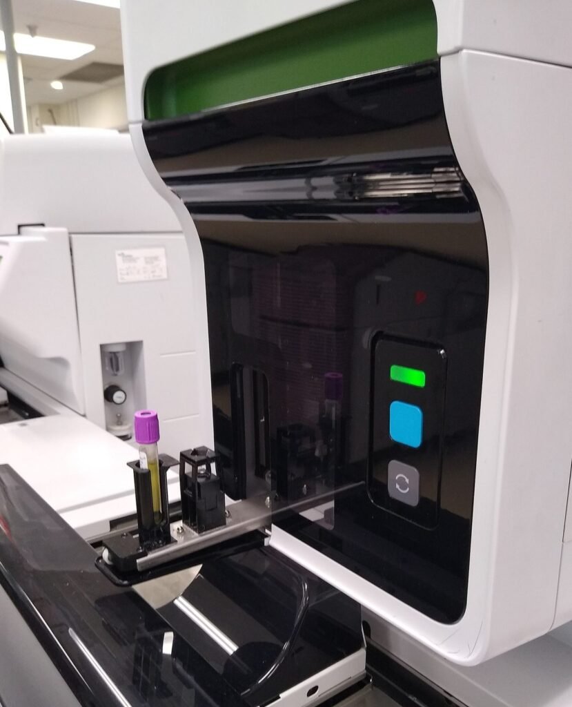 Mesin analisis sampel di laboratorium