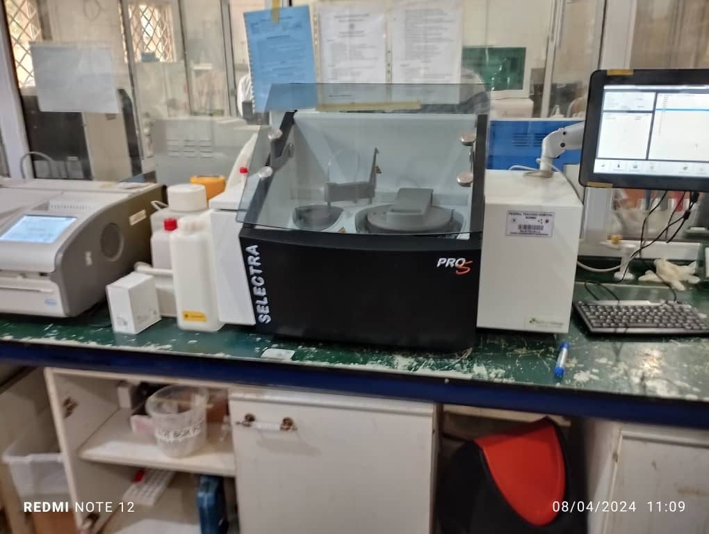 Alat analisis kimia klinik otomatis di laboratorium