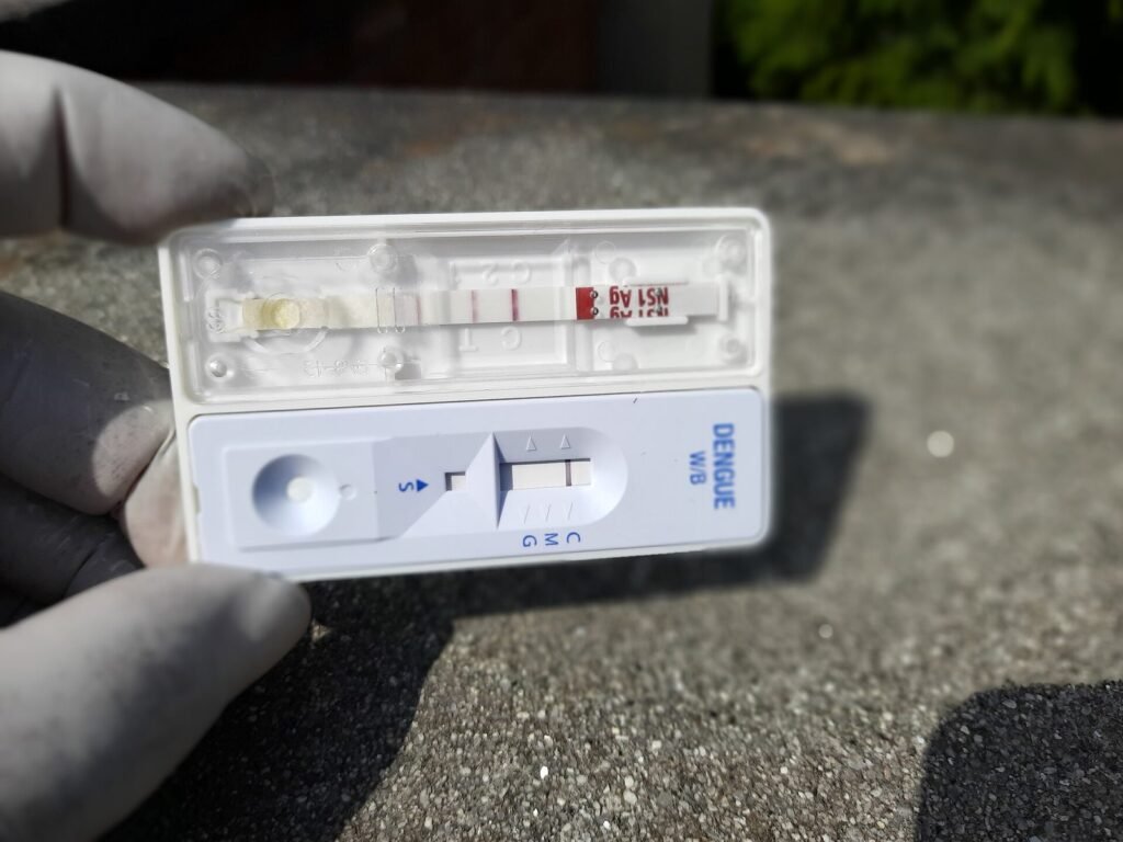 Alat tes cepat dengue dengan garis NS1 positif, sedangkan IgM dan IgG negatif
